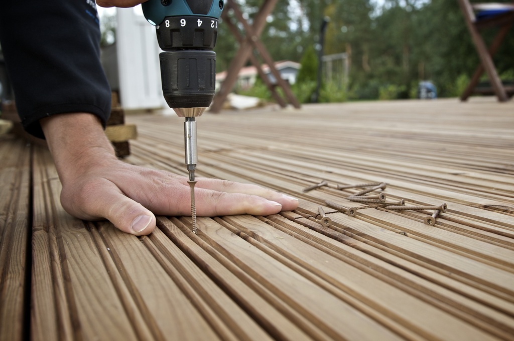 28x95 Höylätty Kestopuu Ruskea Uritettu AB-Luokka